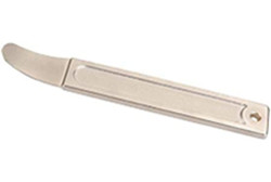 Клин кожи металлического листа подсматривает панель двери инструмента Адвокатуры и инструмент удаления отделки